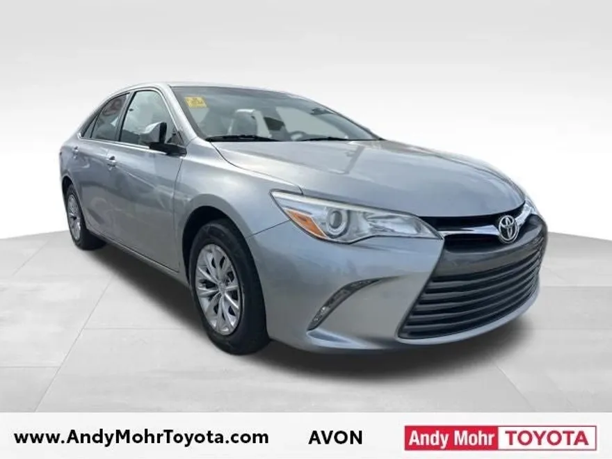 2017 Toyota Camry LE photo 1