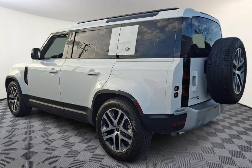 2023 Land Rover Defender 110 SE photo 1