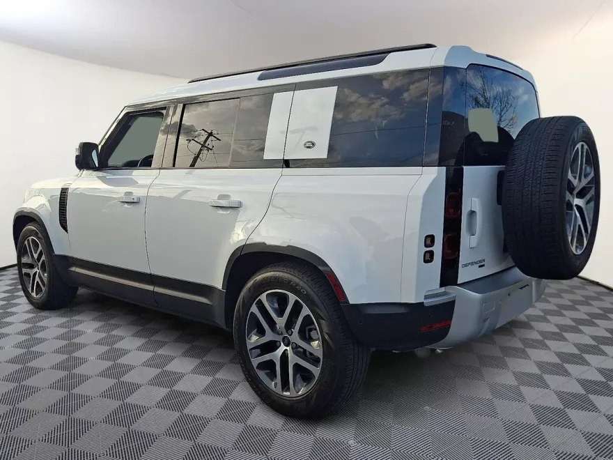 2023 Land Rover Defender 110 SE photo 1