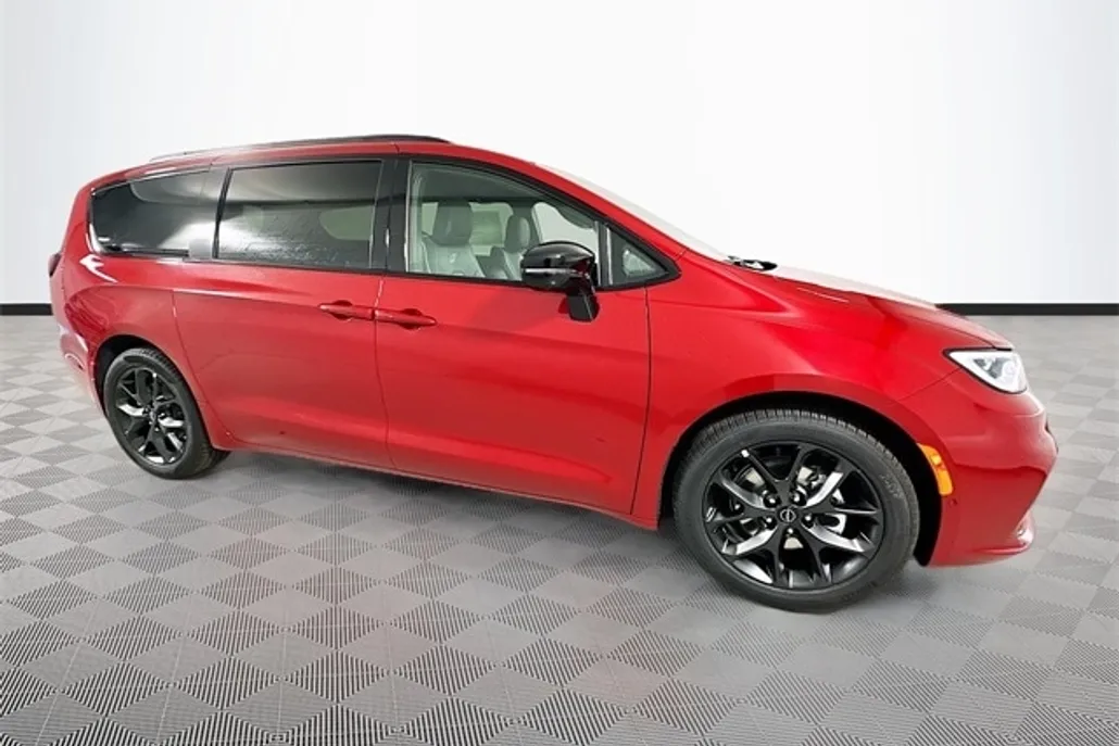 2026 Chrysler Pacifica Limited photo 1