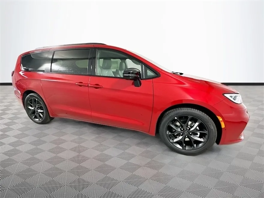 2026 Chrysler Pacifica Limited photo 1
