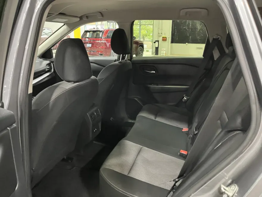 2024 Nissan Rogue SV photo 1