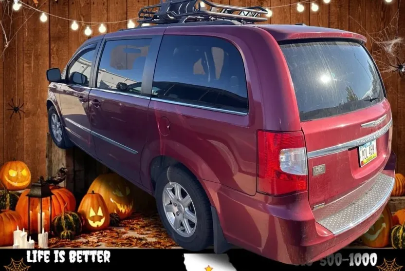 2012 Chrysler Town & Country Touring photo 1