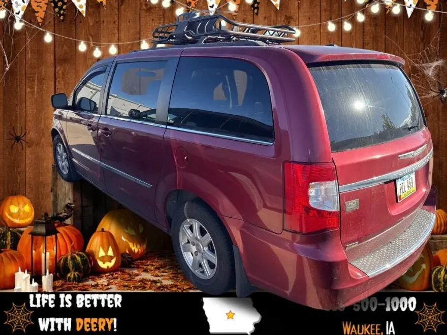 2012 Chrysler Town & Country Touring photo 1