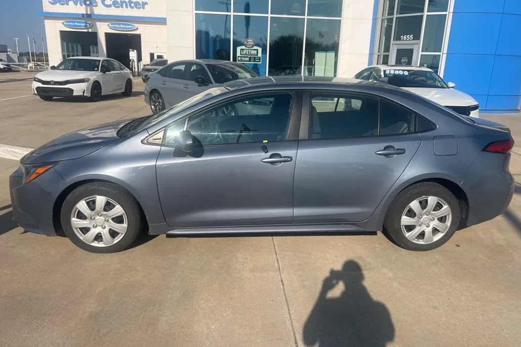 2024 Toyota Corolla LE photo 1