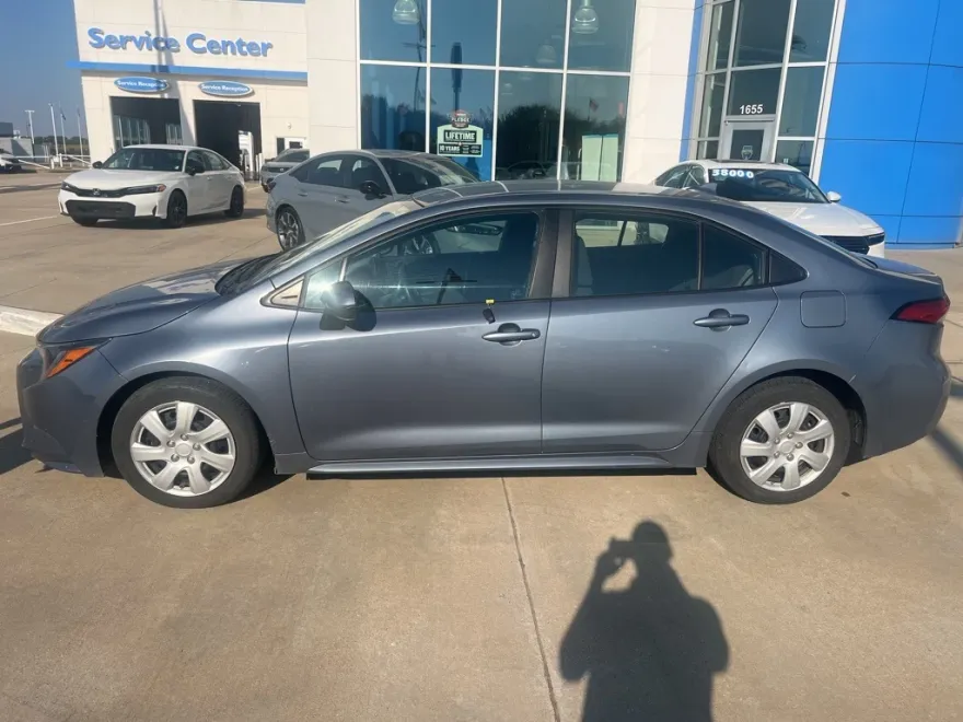 2024 Toyota Corolla LE photo 1