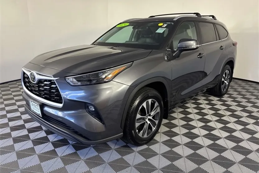 2024 Toyota Highlander XLE photo 1