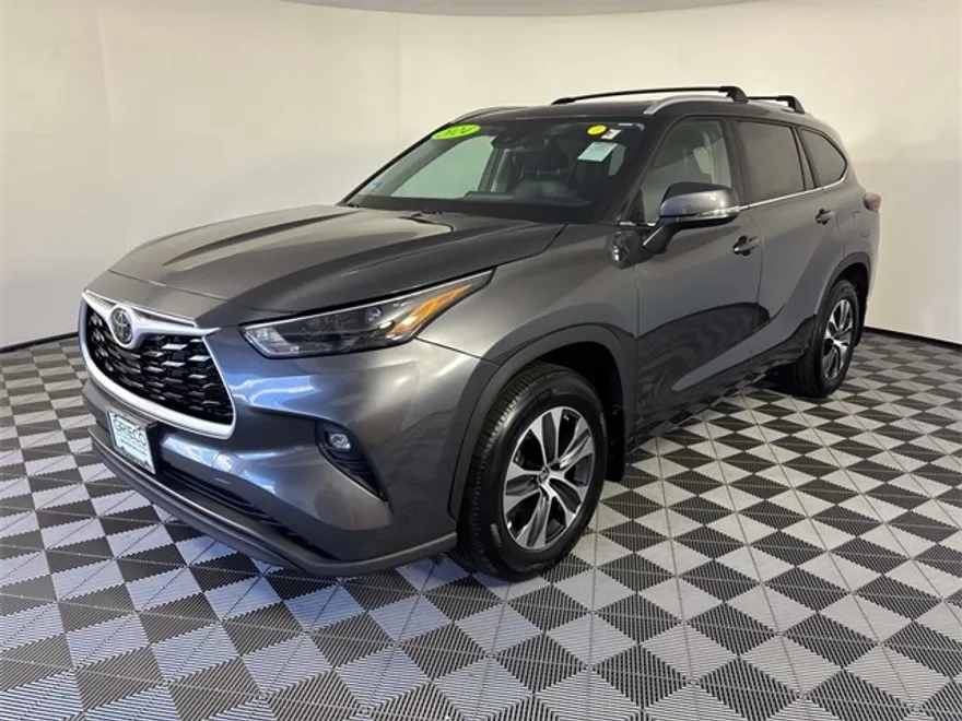 2024 Toyota Highlander XLE photo 1
