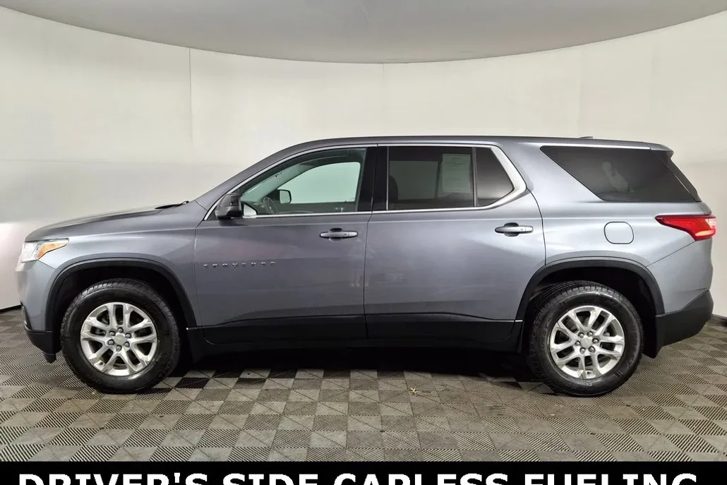 2021 Chevrolet Traverse LS photo 1