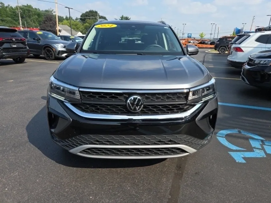 2024 Volkswagen Taos SE photo 1
