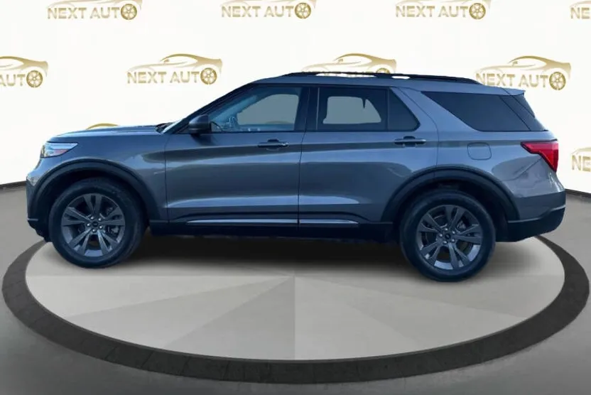 2021 Ford Explorer XLT photo 1
