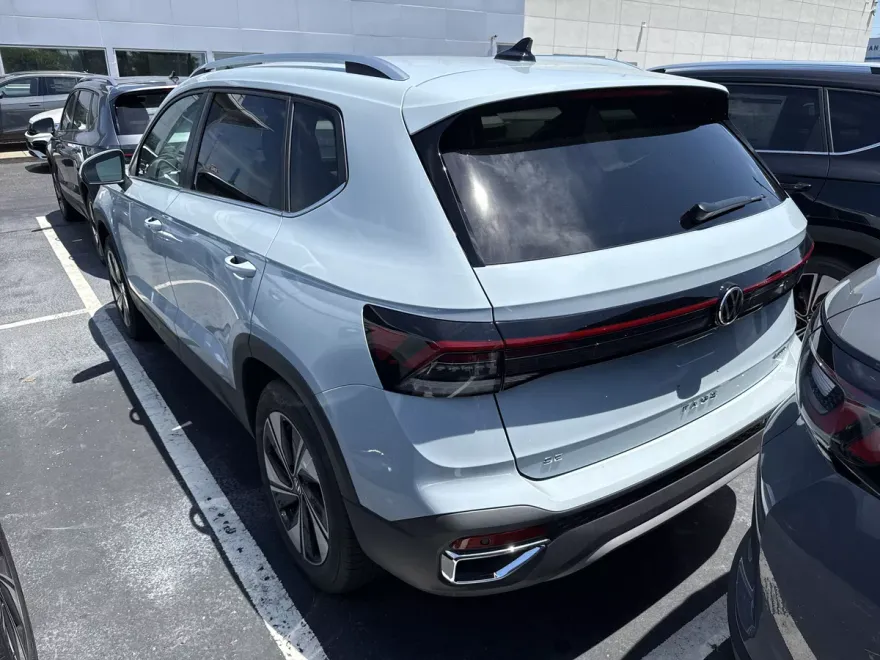 2025 Volkswagen Taos SE photo 1