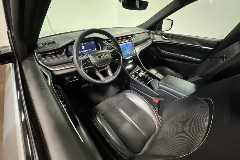 2024 Jeep Grand Cherokee Overland photo 1