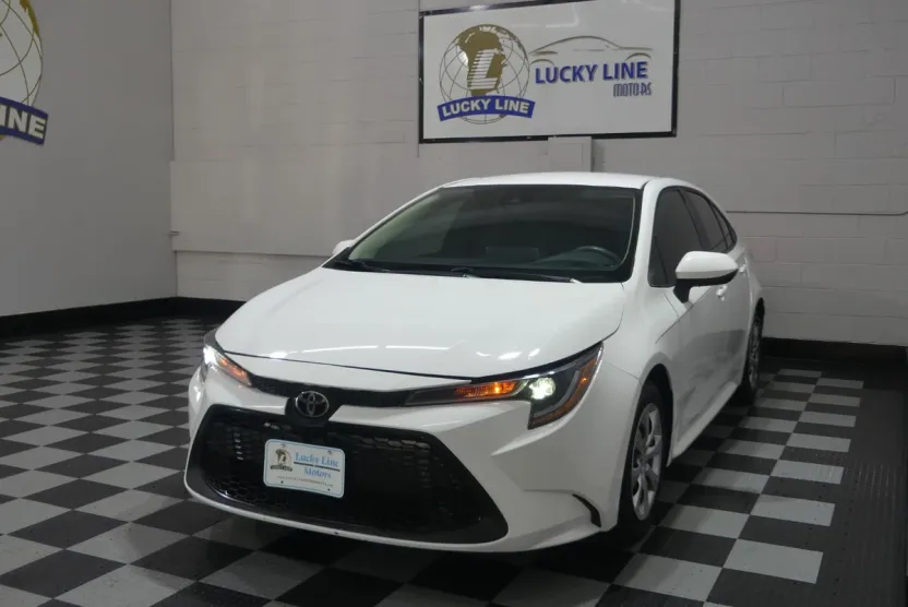 2020 Toyota Corolla LE photo 1