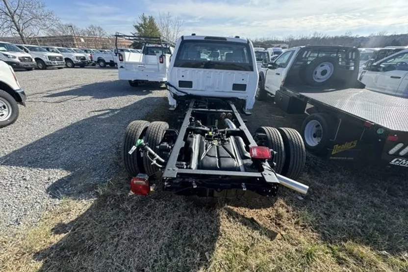 2025 Ford F-450 photo 1