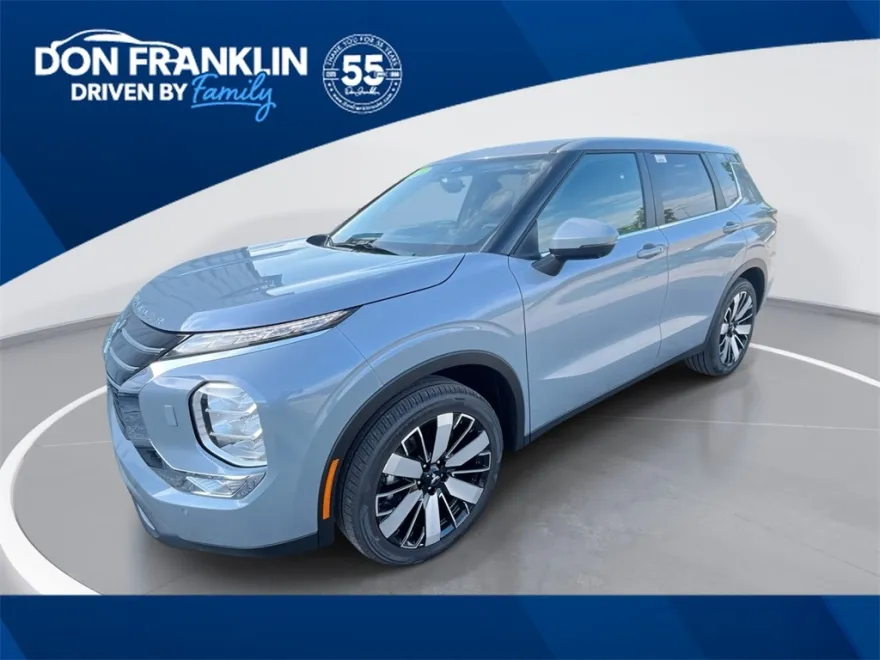 2025 Mitsubishi Outlander SE photo 1