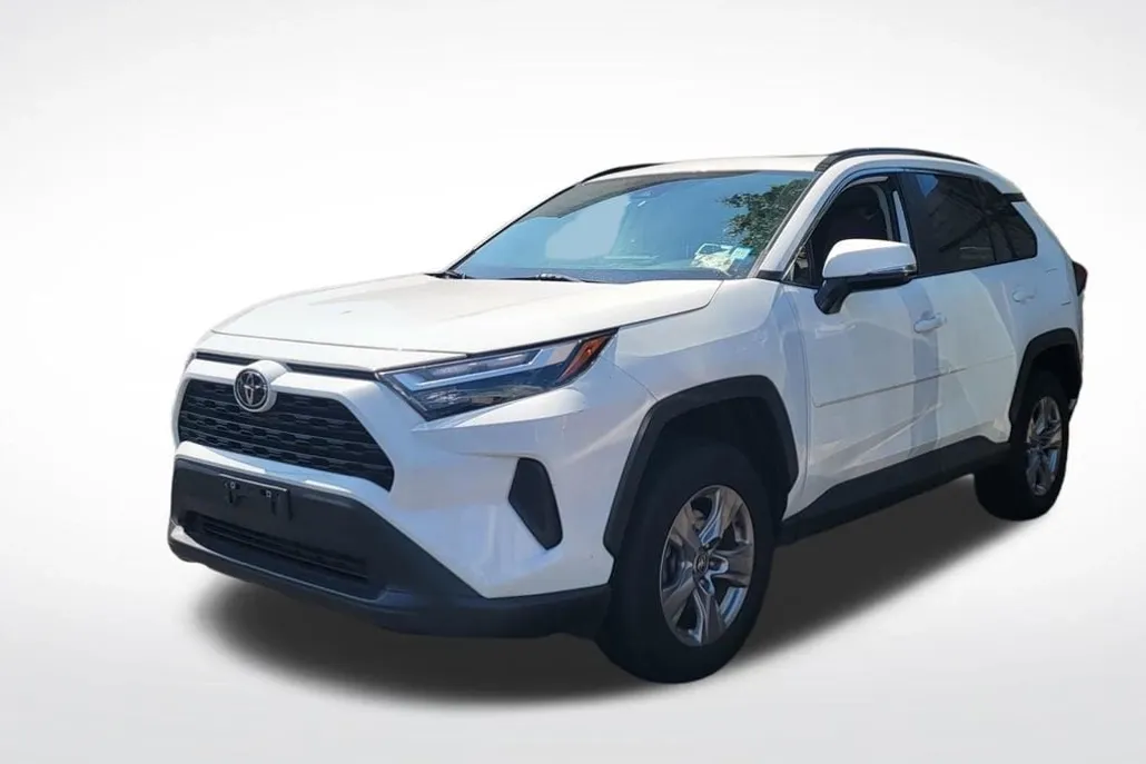 2022 Toyota RAV4 XLE photo 1