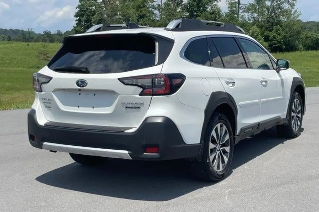 2024 Subaru Outback Touring photo 1