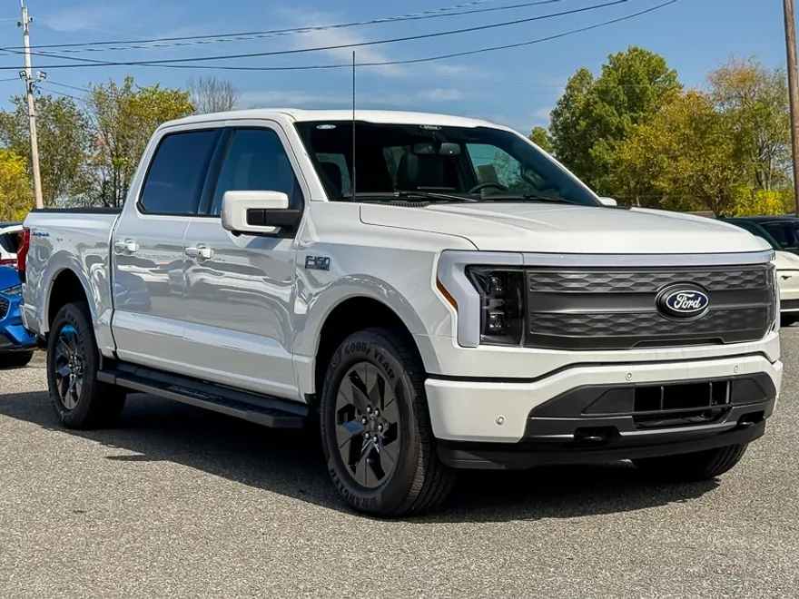 2025 Ford F-150 Lightning Lariat photo 1