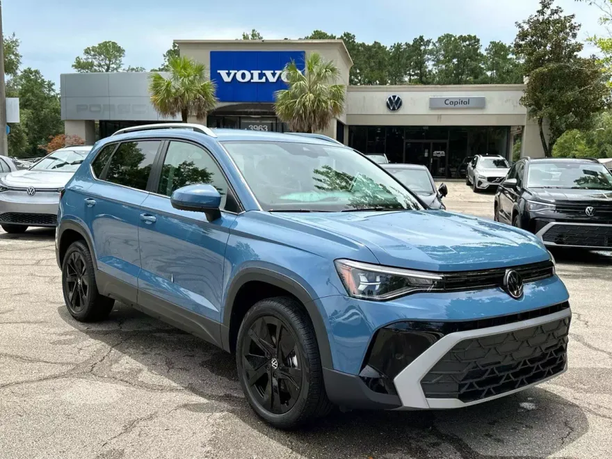 2025 Volkswagen Taos SE photo 1