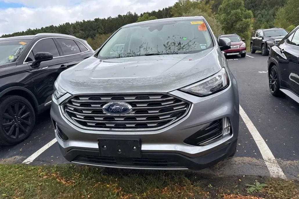 2022 Ford Edge SEL photo 1