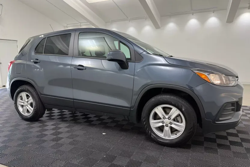 2022 Chevrolet Trax LS photo 1