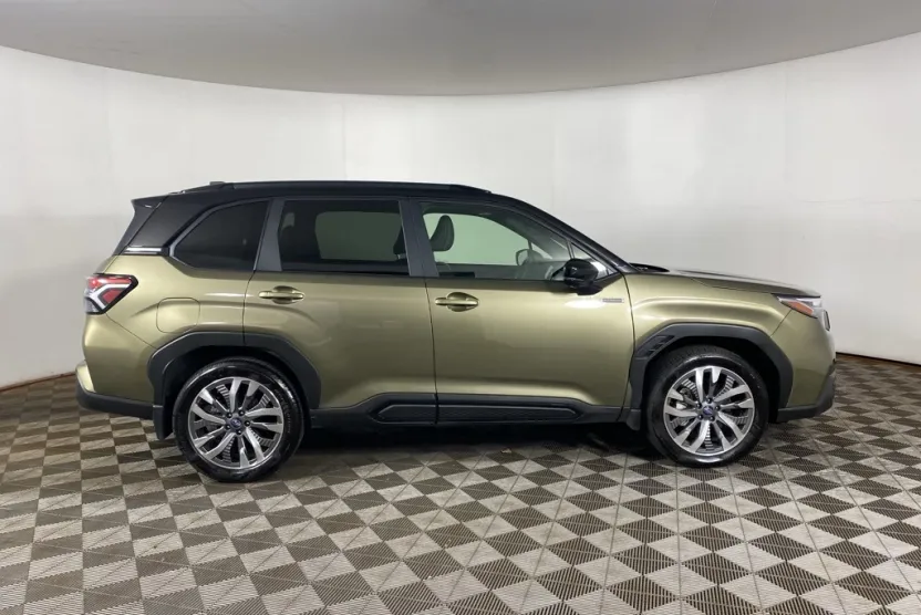 2025 Subaru Forester Touring photo 1