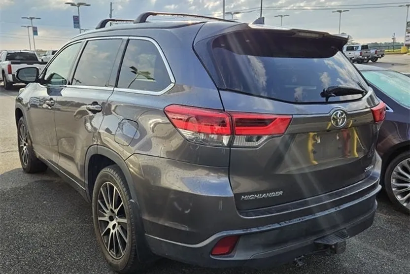2018 Toyota Highlander SE photo 1