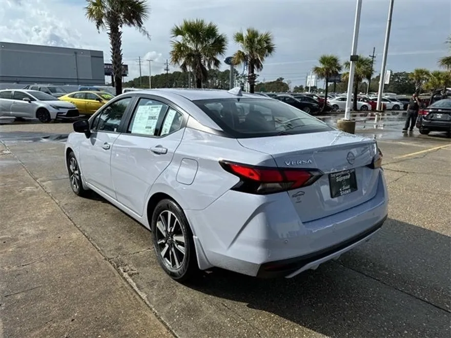 2025 Nissan Versa 1.6 SV photo 4