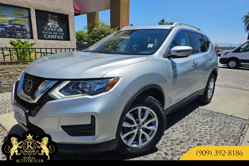2017 Nissan Rogue SV photo 1