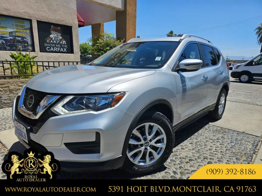 2017 Nissan Rogue SV photo 1