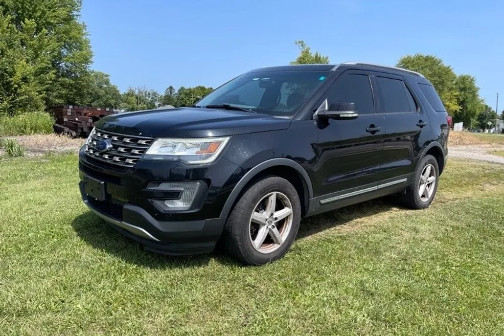 2017 Ford Explorer XLT photo 1