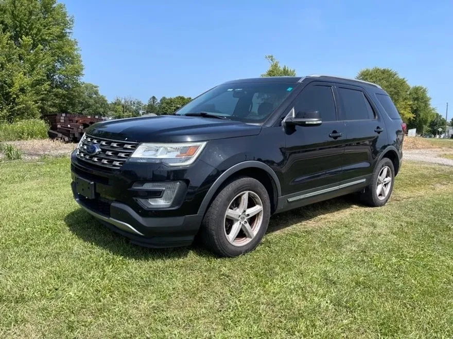 2017 Ford Explorer XLT photo 1