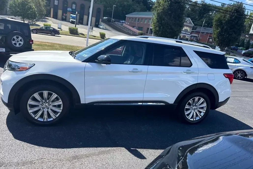 2022 Ford Explorer Limited photo 1