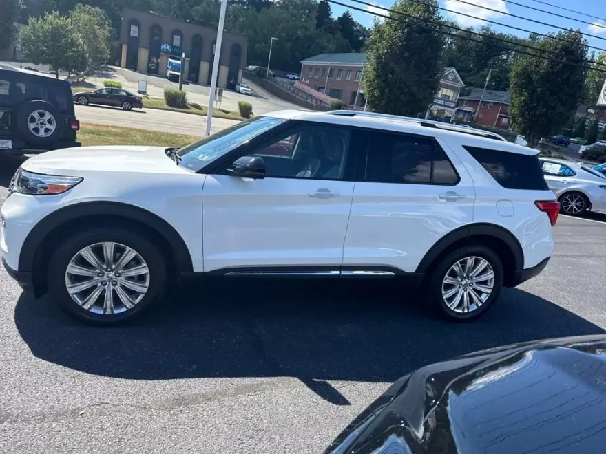 2022 Ford Explorer Limited photo 1