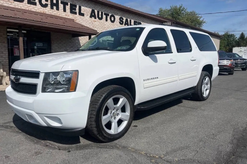 2014 Chevrolet Suburban LT photo 1