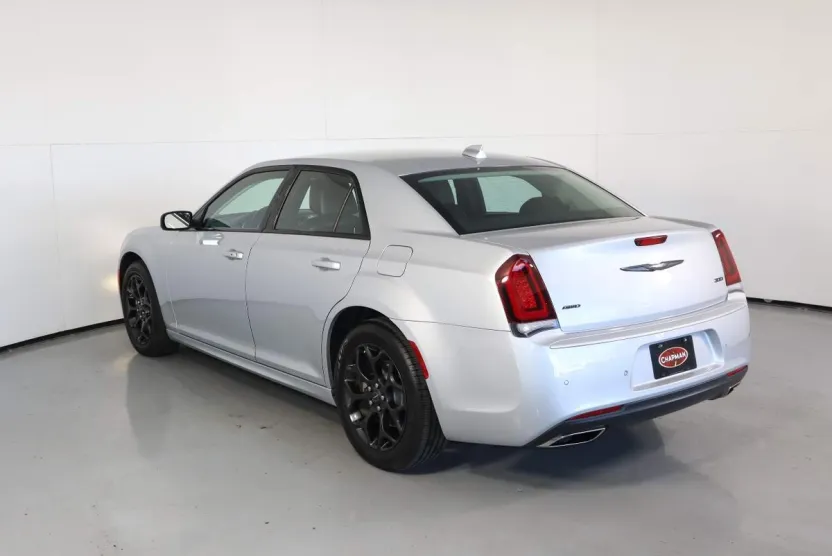 2022 Chrysler 300 Touring L photo 1