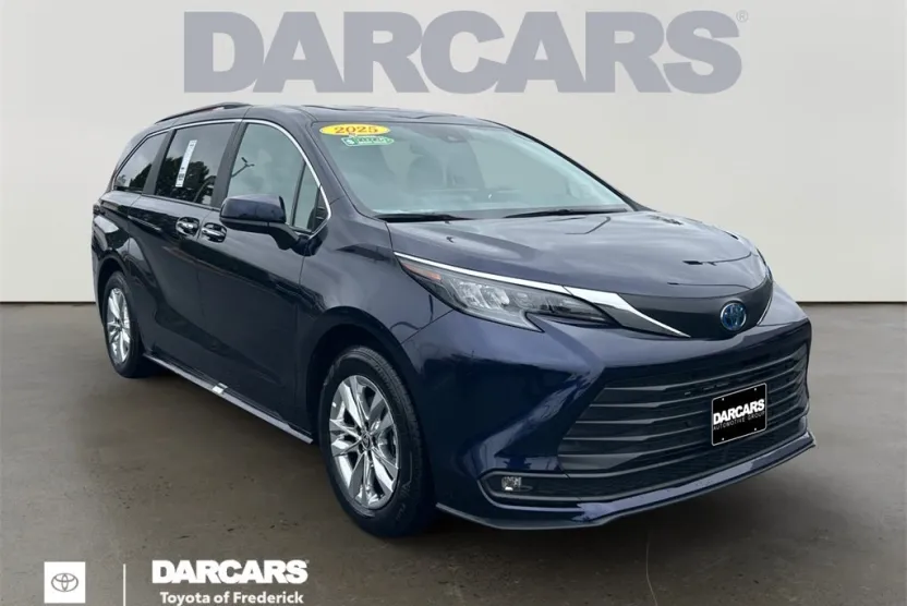 2025 Toyota Sienna XLE photo 1