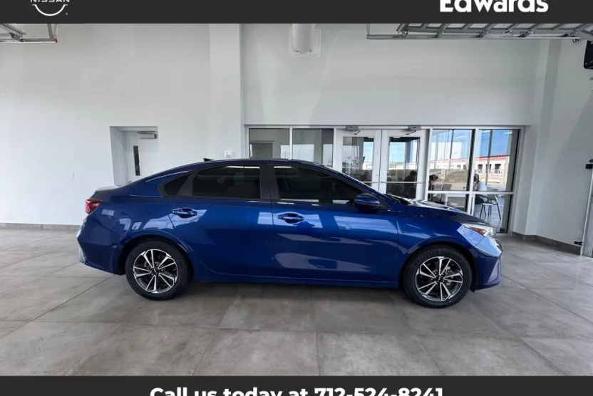 2023 Kia Forte LXS photo 1