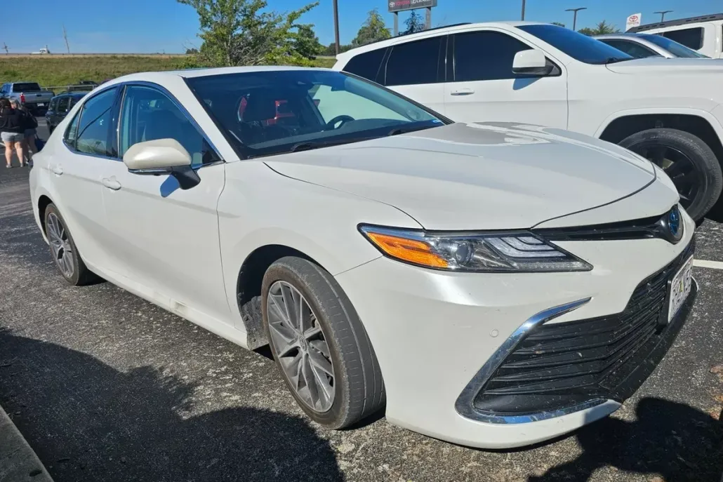 2022 Toyota Camry Hybrid XLE photo 1