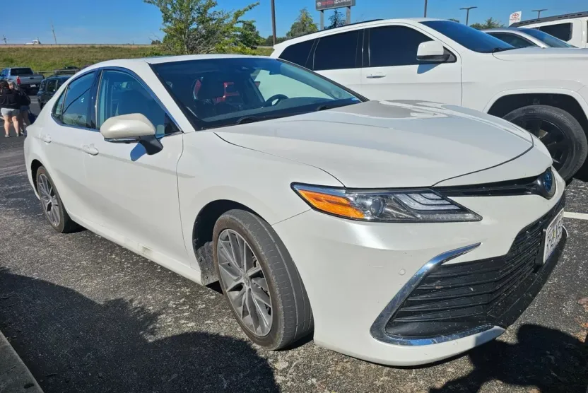 2022 Toyota Camry Hybrid XLE photo 1