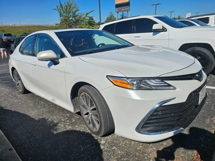 2022 Toyota Camry Hybrid XLE photo 1