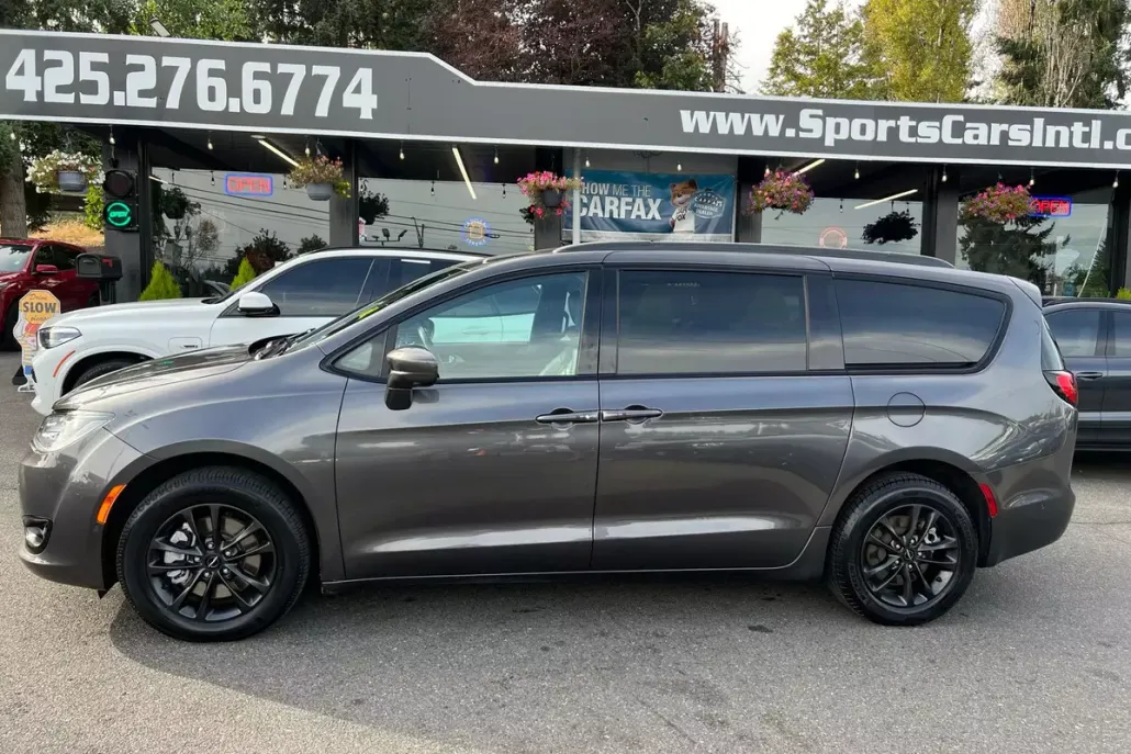 2020 Chrysler Pacifica Touring L photo 1