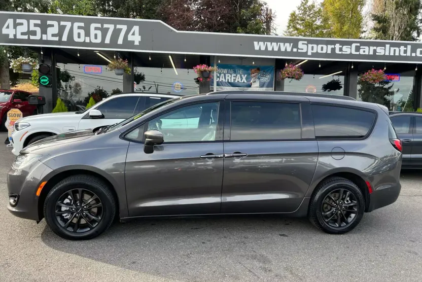 2020 Chrysler Pacifica Touring L photo 1