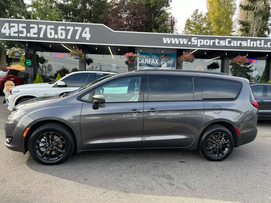 2020 Chrysler Pacifica Touring L photo 1