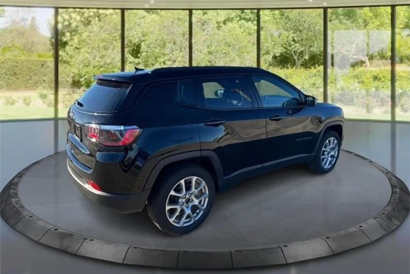 2025 Jeep Compass Latitude photo 1