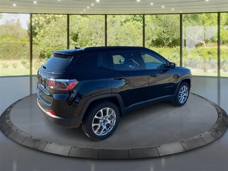 2025 Jeep Compass Latitude photo 1