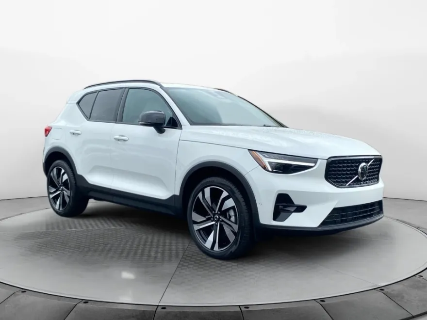 2026 Volvo XC40 photo 1