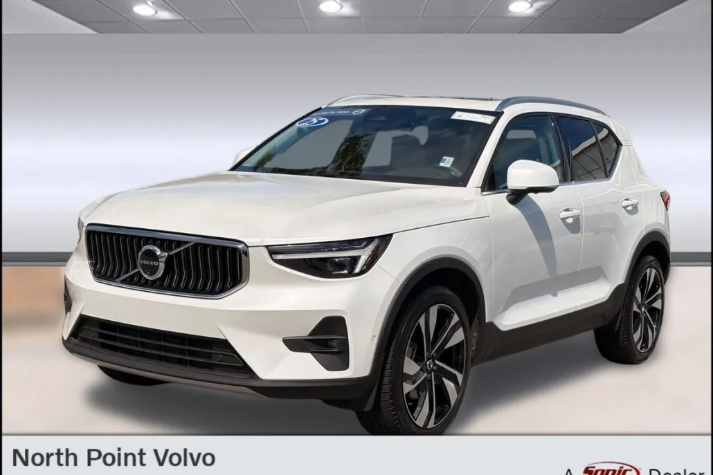 2025 Volvo XC40 AWD Plus photo 1