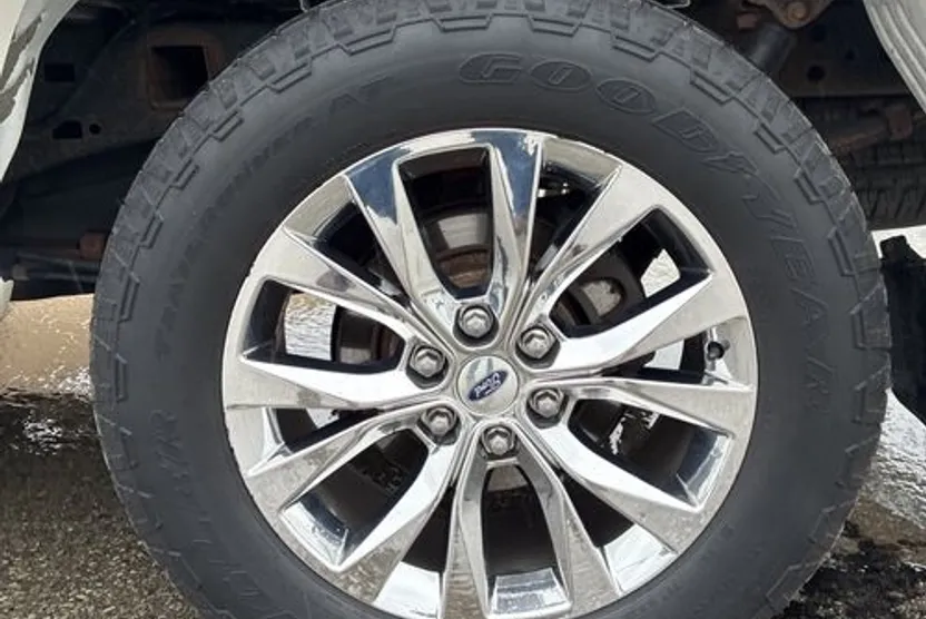 2015 Ford F-150 Lariat photo 1